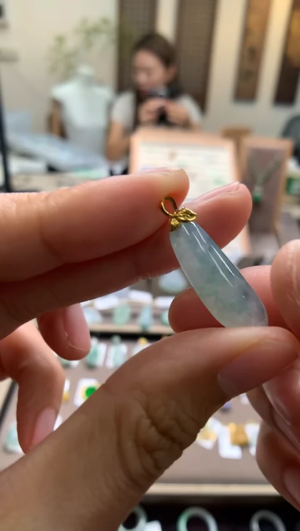 颈饰18K金镶嵌翡翠福瓜