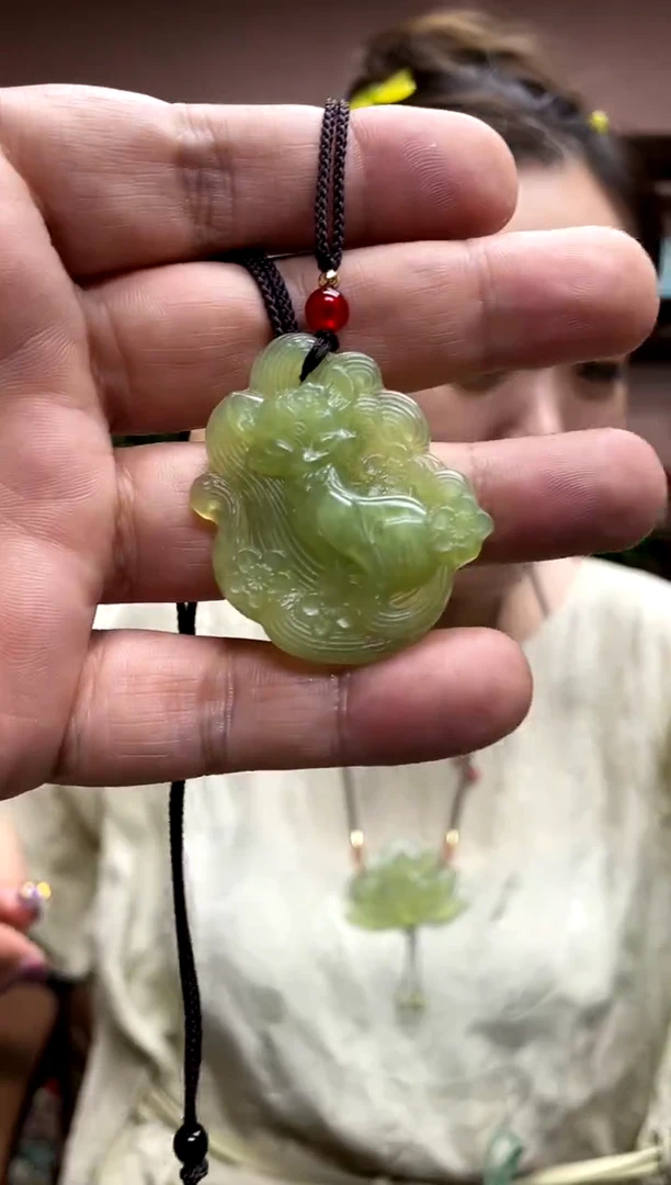 岫玉未镶嵌吊坠·