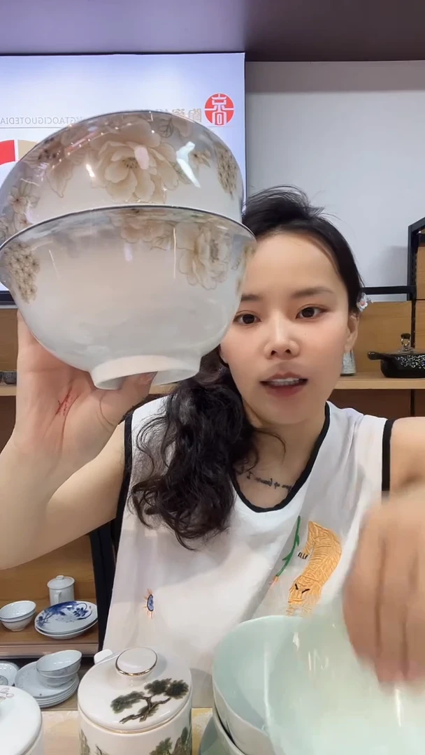 瓷片两个装的俏佳人的陶瓷