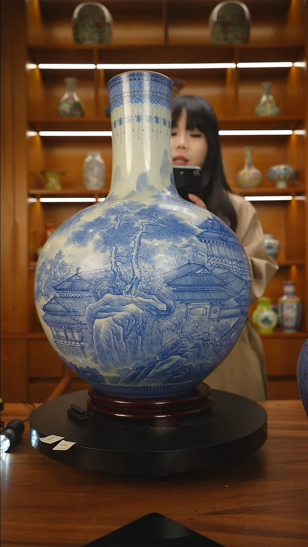 其他t*u粉彩山水天球瓶一只