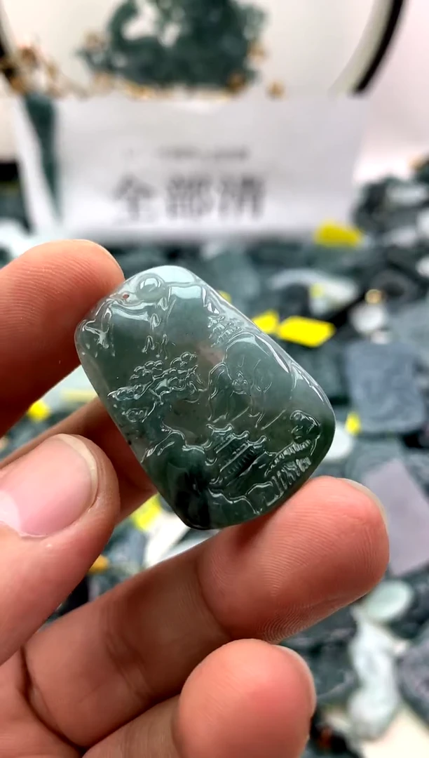 翡翠未镶嵌颈饰山水牌