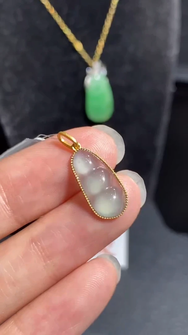 翡翠18K金镶嵌颈饰吊坠