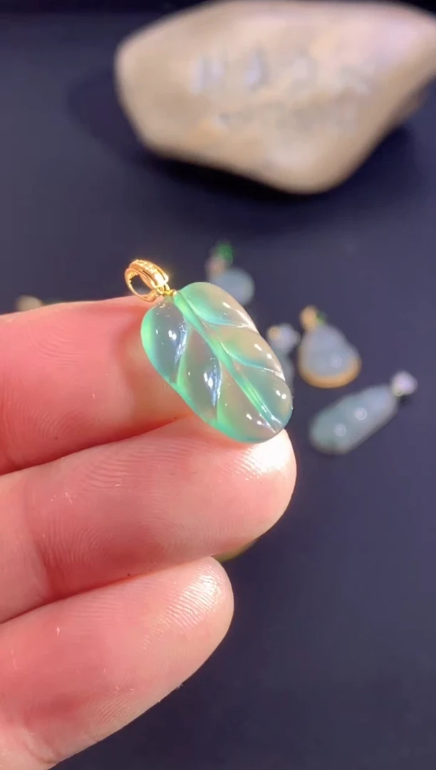 颈饰18K金镶嵌翡翠