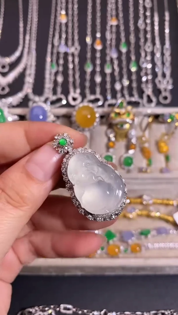 颈饰18K金镶嵌翡翠吊坠