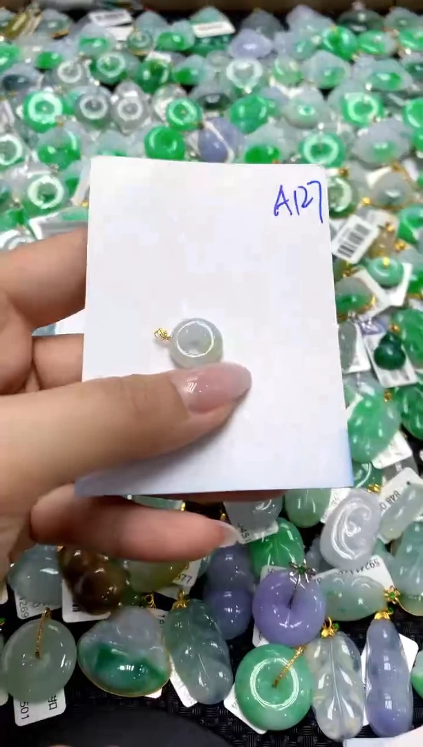 翡翠18K金镶嵌颈饰1111111111111111