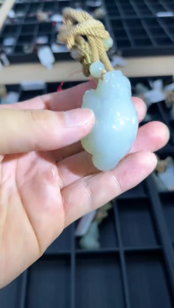 吊坠(不含链)未镶嵌和田玉且末青白 貔貅