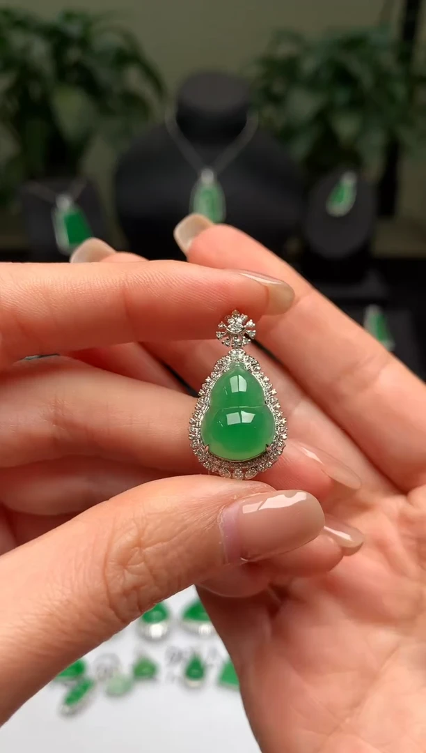 颈饰18K金镶嵌翡翠葫芦