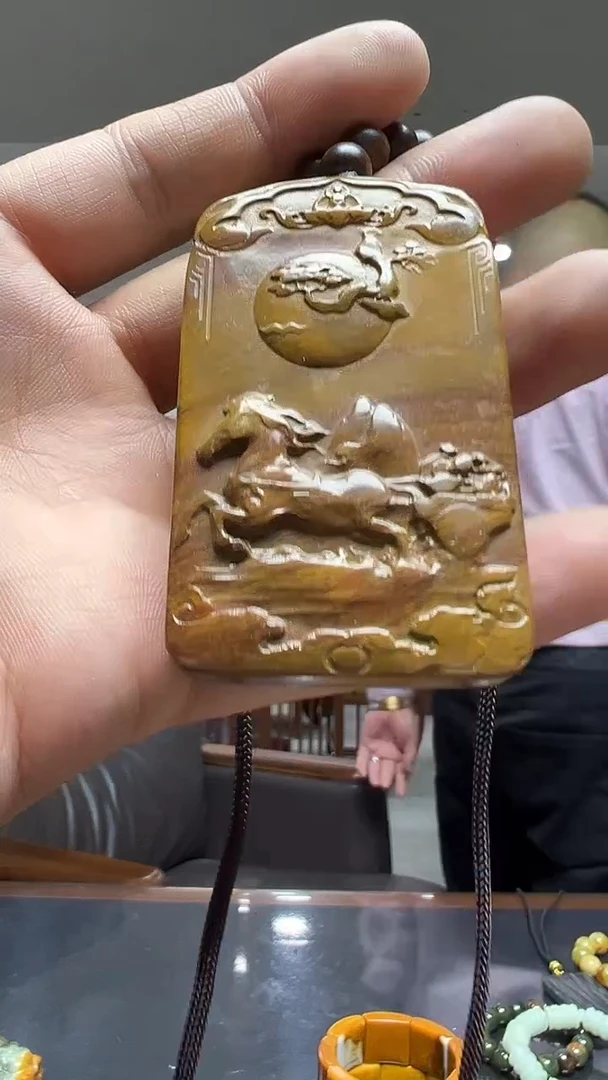 未镶嵌透闪石质玉挂件马