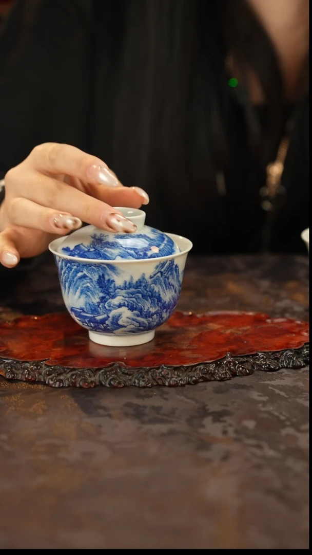 青花手绘山水盖碗