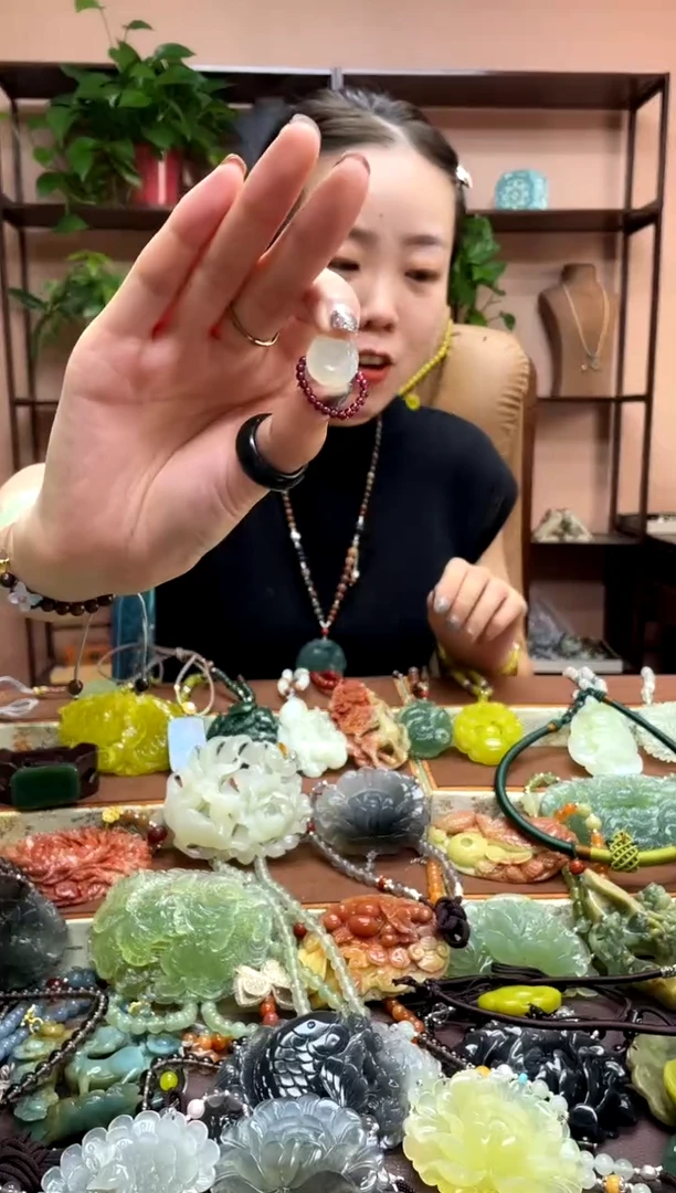 未镶嵌岫玉吊坠多样性发货发其中之一