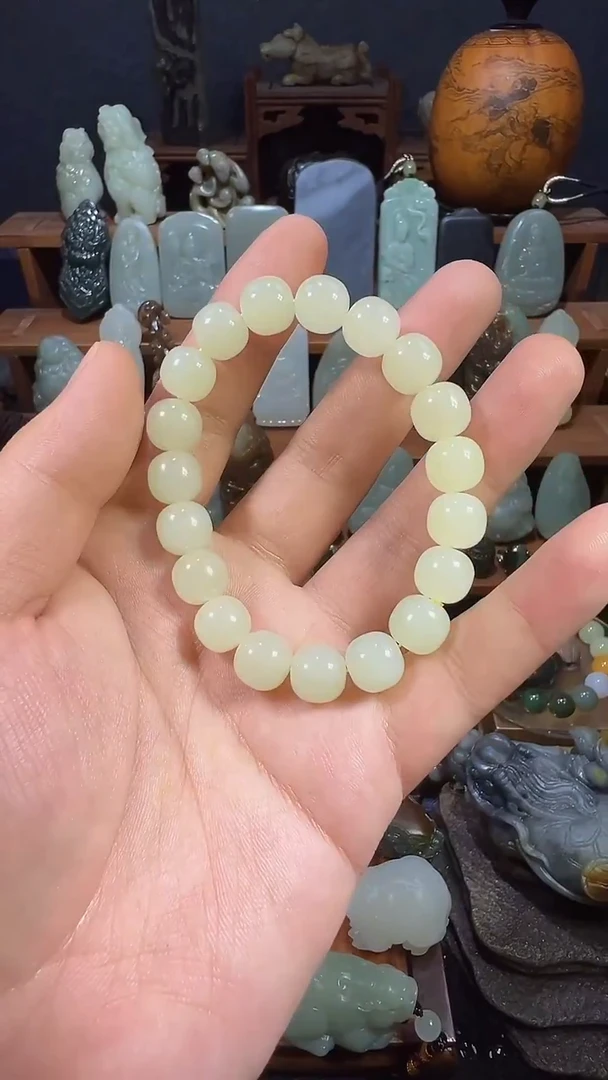 颈饰未镶嵌和田玉钺*1