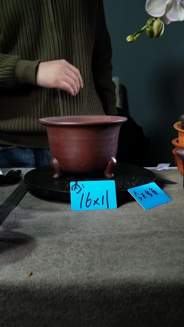 A宜兴紫砂小花盆