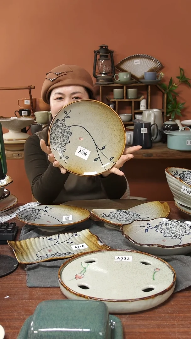 陶瓷A769 一只手绘蓝莲花圆盘23*3微瑕