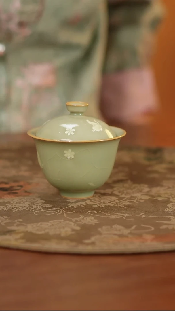 善窑厂汝窑堆白雕刻盖碗