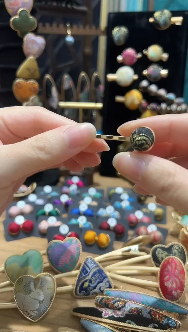 【闪购商品】【孤品车2.20】黑色彩蝶一字夹一个豆豆