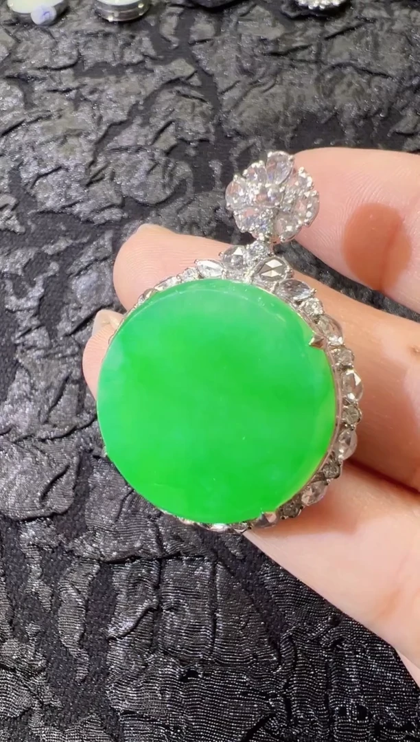 吊坠(不含链)18K金镶嵌翡翠高冰甜阳绿无事牌吊坠