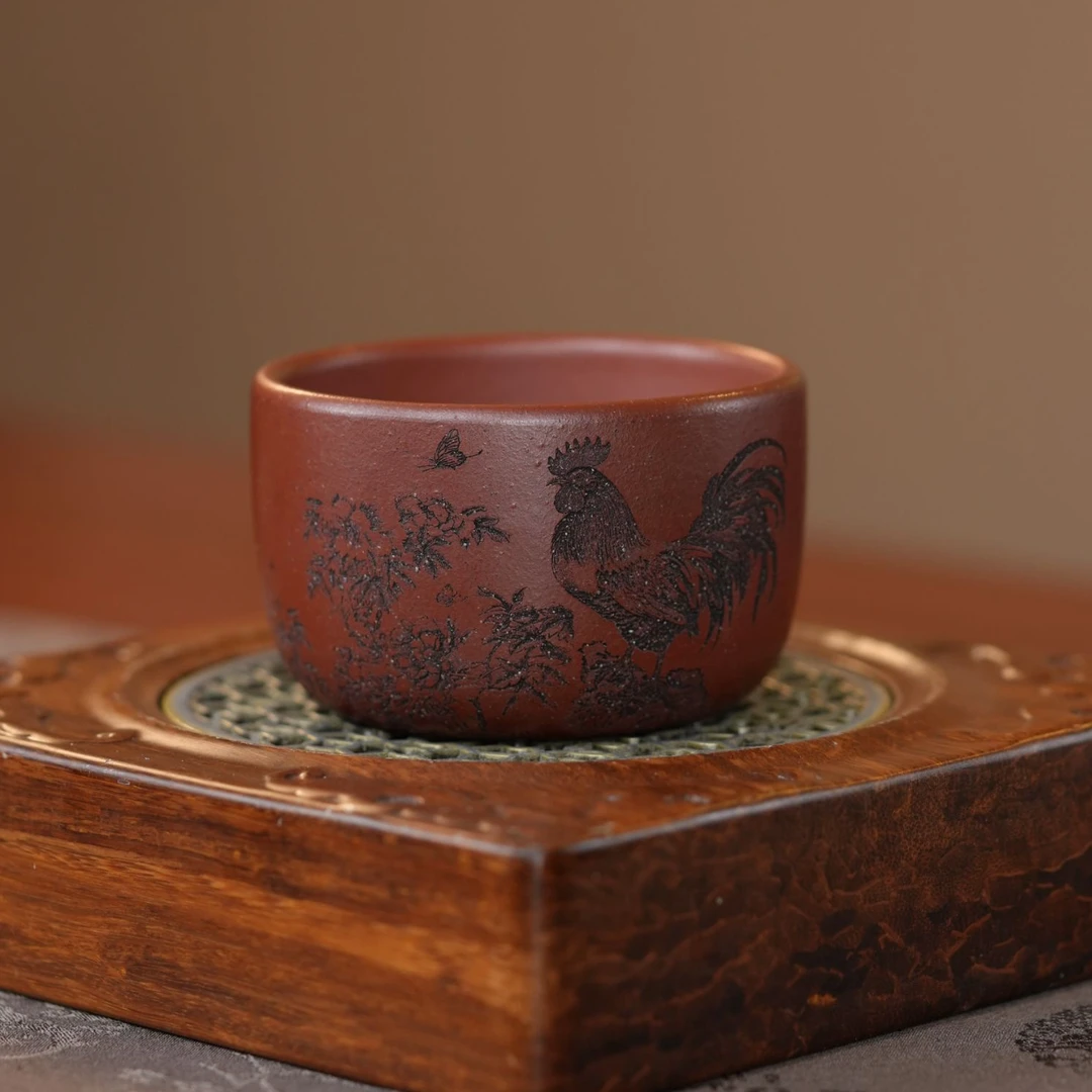 宜兴原矿茶具 龙血砂手工刻绘金鸡报喜小容量紫砂品茗杯