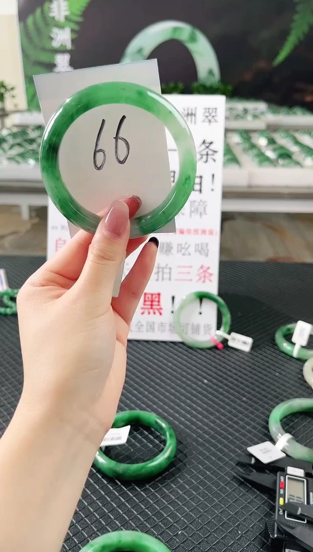 未镶嵌手镯石英质玉（非洲翠）微瑕一经发货运费不退介意勿拍