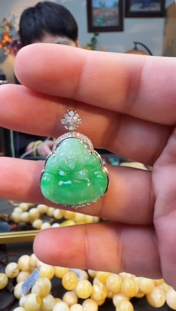 颈饰18K金镶嵌翡翠吊坠