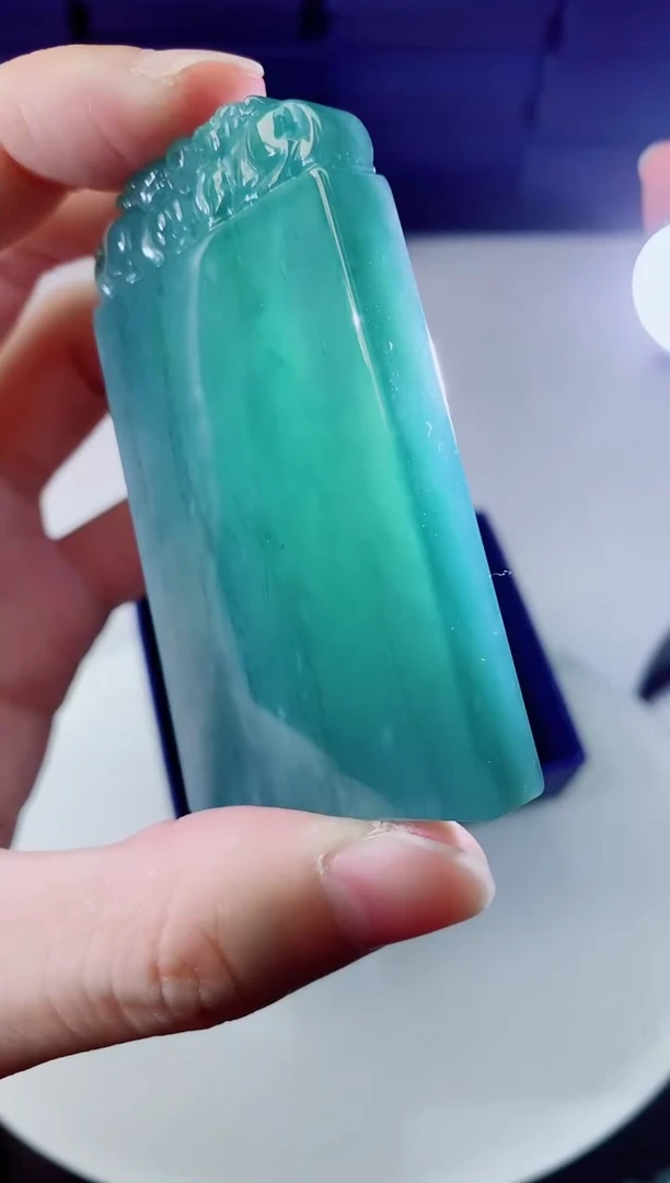 翡翠未镶嵌颈饰    `