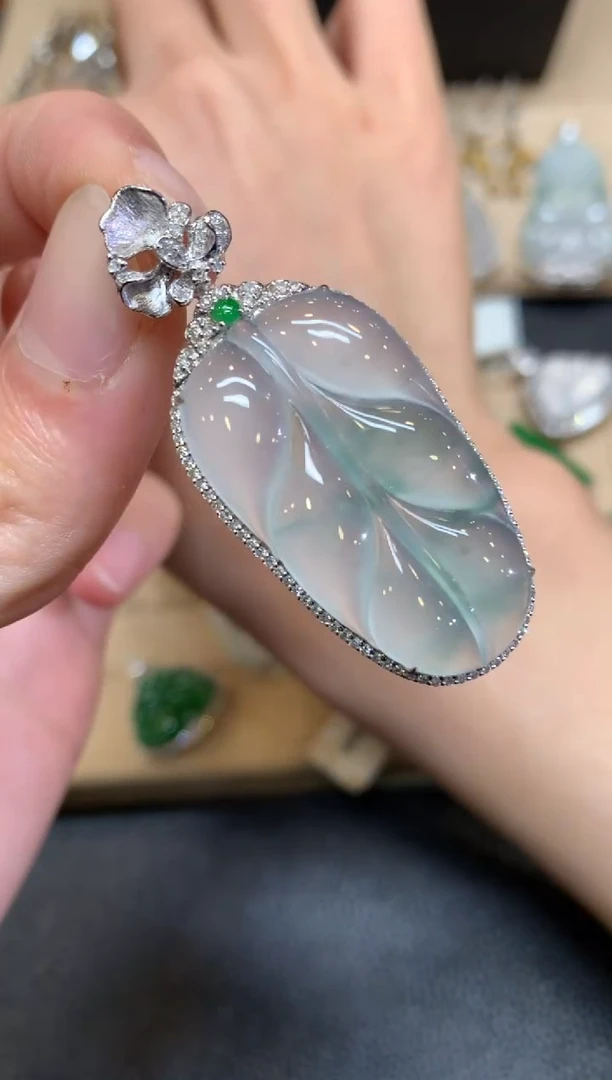 【闪购商品】翡翠颈饰18K金镶嵌叶子【无服务费】