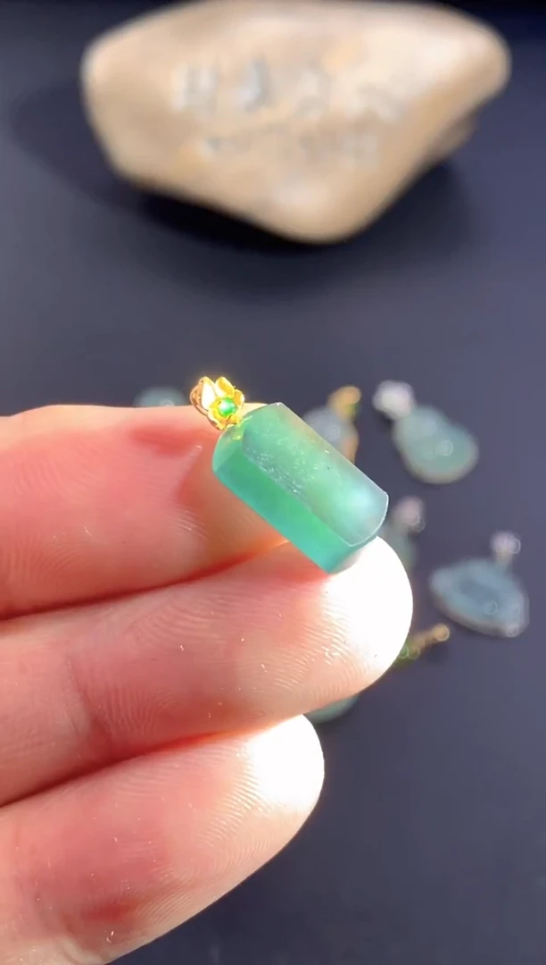 颈饰18K金镶嵌翡翠