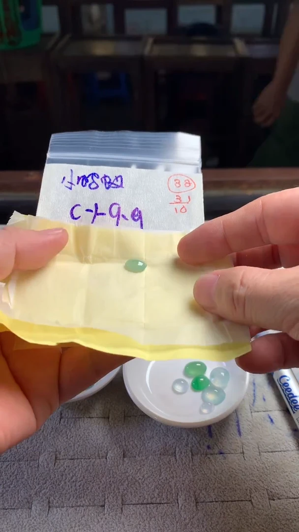 未镶嵌定制翡翠小*蚁翡翠