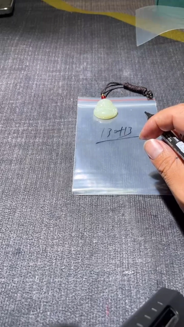 颈饰未镶嵌和田玉吊坠