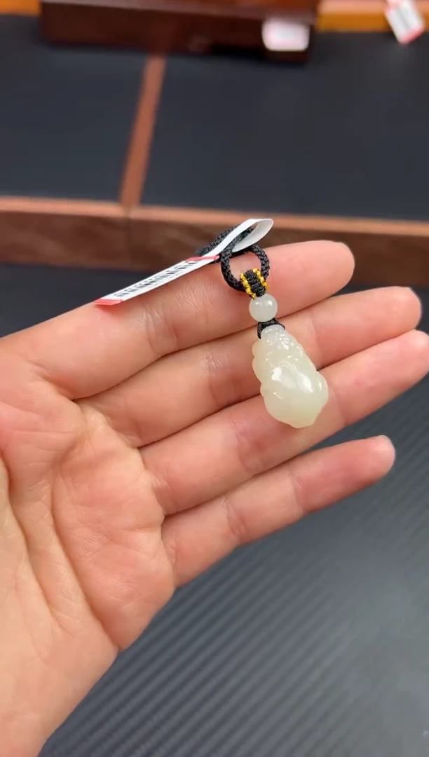 【闪购商品】和田玉吊坠(赠链)未镶嵌且末微色差近矿