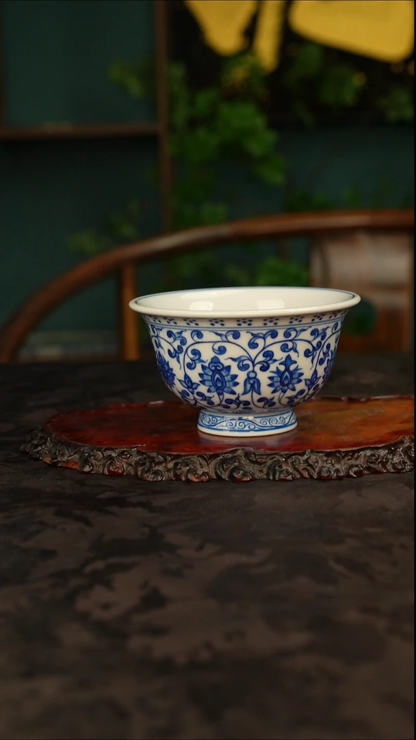 青花手绘缠枝莲主人杯