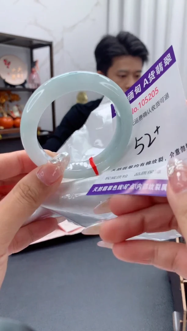 未镶嵌手镯翡翠有纹，完美者勿拍