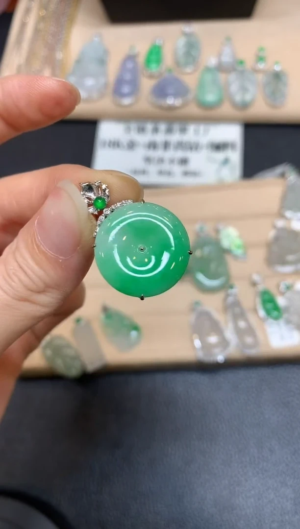 【闪购商品】翡翠颈饰18K金镶嵌平安扣【无服务费