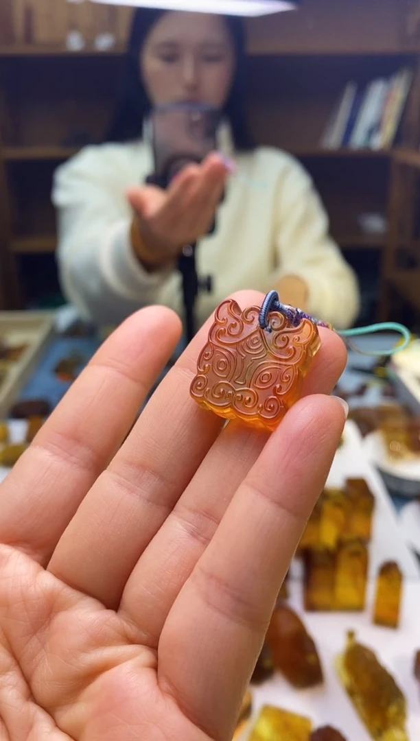 琥珀颈饰未镶嵌毕*板SN79-82（瑞兽）