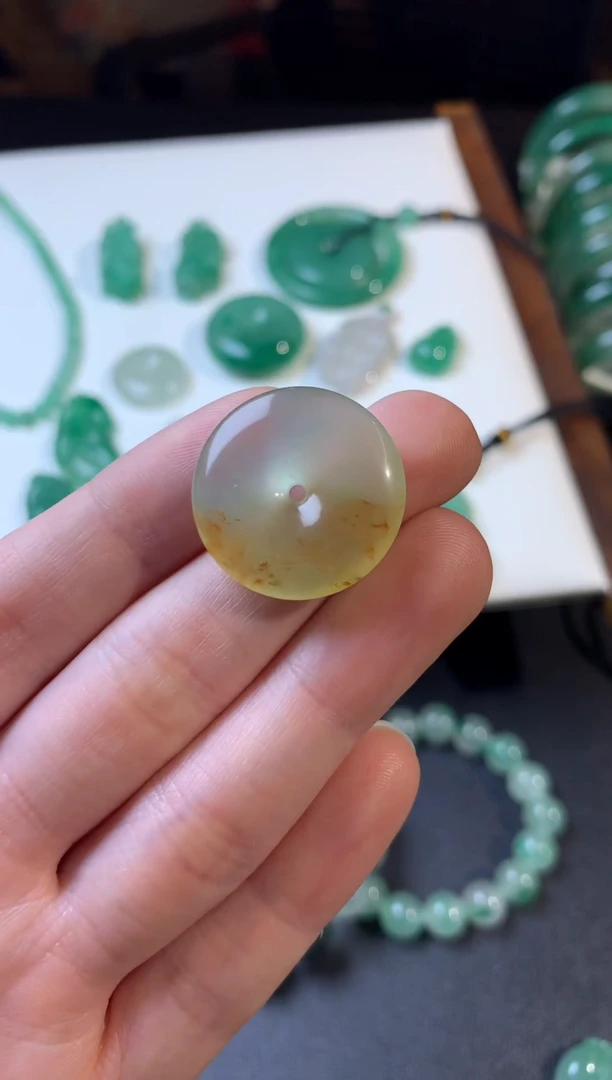 吊坠(不含链)未镶嵌石英质玉（非洲翠）24mm平安扣