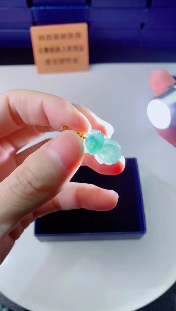 翡翠未镶嵌颈饰    `