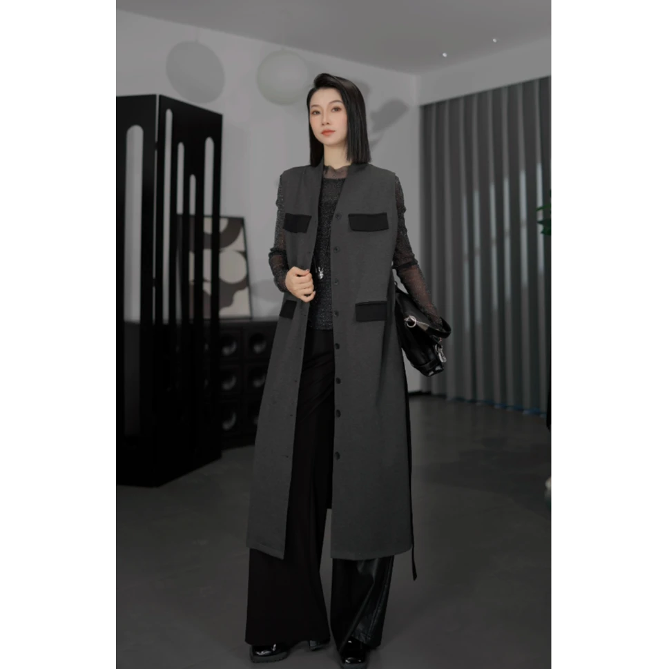 鑫鑫2025秋季新款欧洲站小众设计感V领时尚无袖中长款连衣裙2577