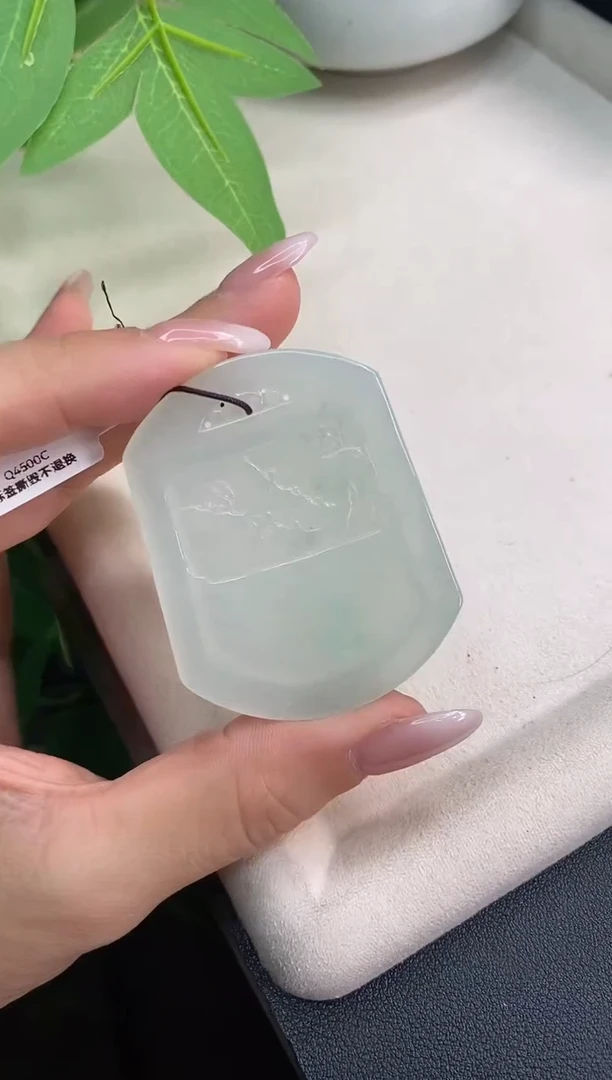 翡翠未镶嵌颈饰梅花牌