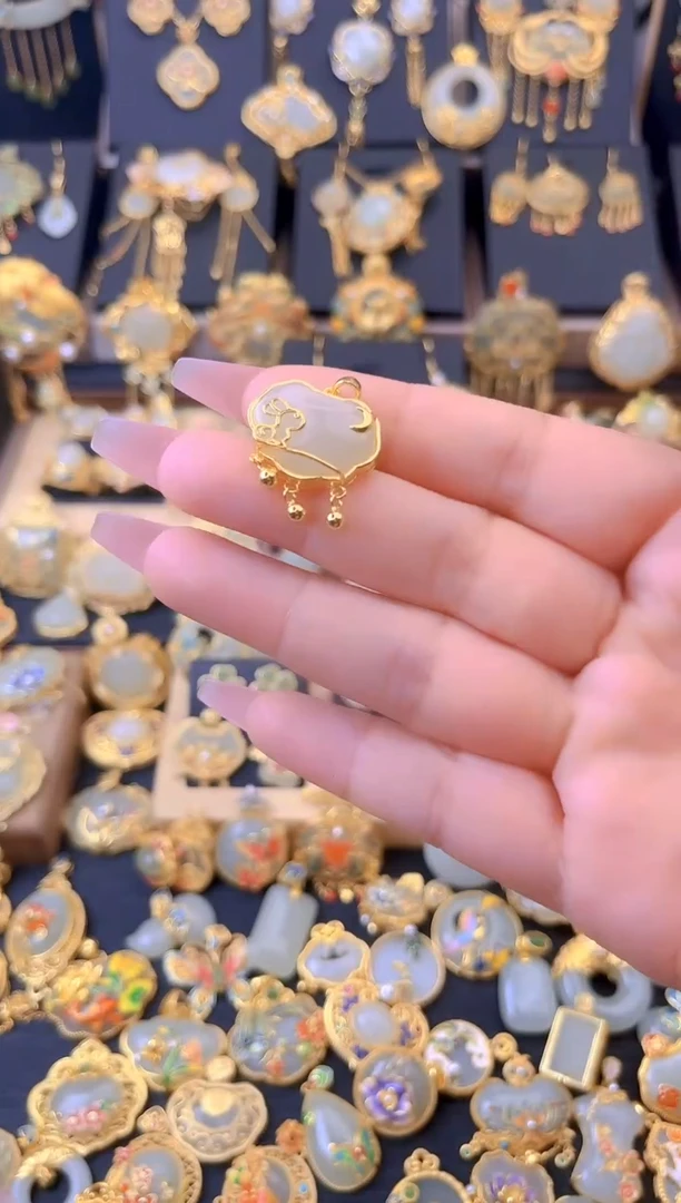 和田玉银S925镀金镶嵌颈饰兔子望月如意锁吊坠