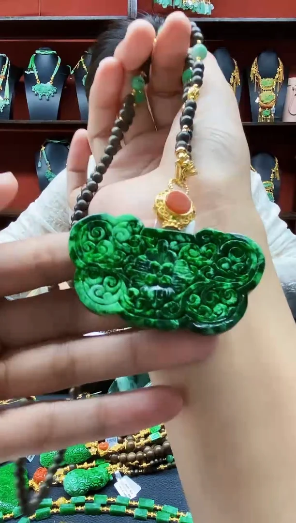 颈饰未镶嵌翡翠吊坠