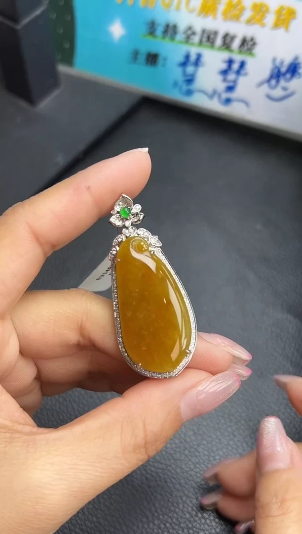 【闪购商品】翡翠颈饰18K金镶嵌福瓜