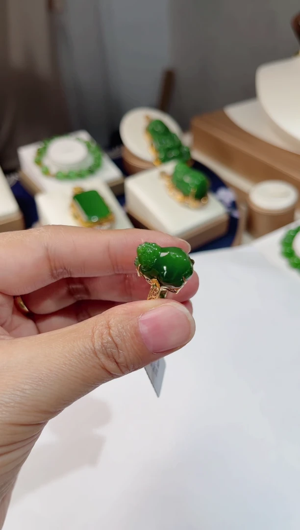 和田玉戒指18K金镶嵌貔貅