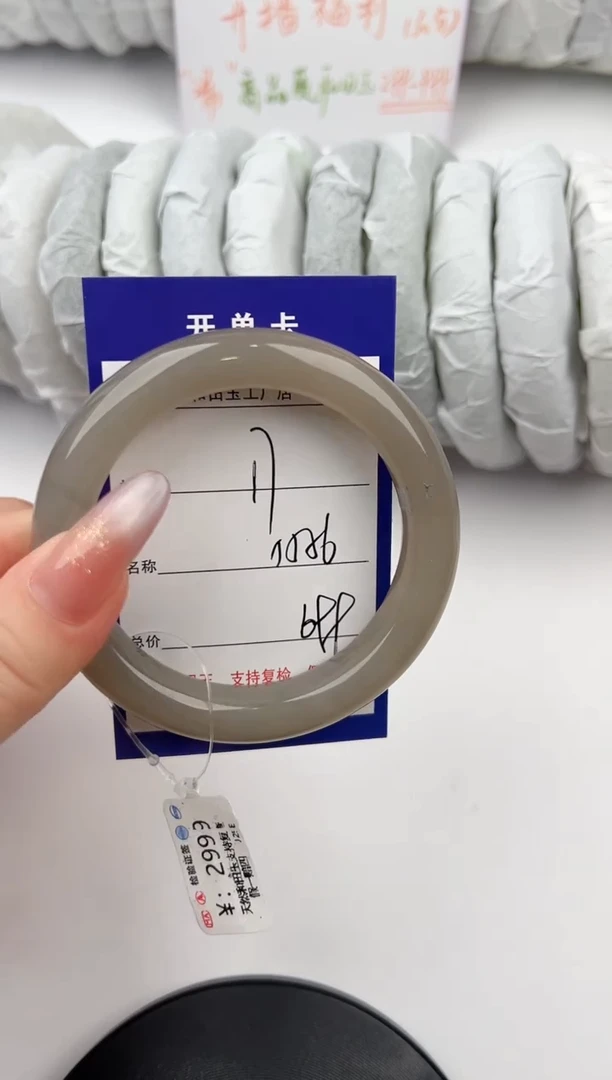 和田玉手镯未镶嵌17颜色微差无瑕疵