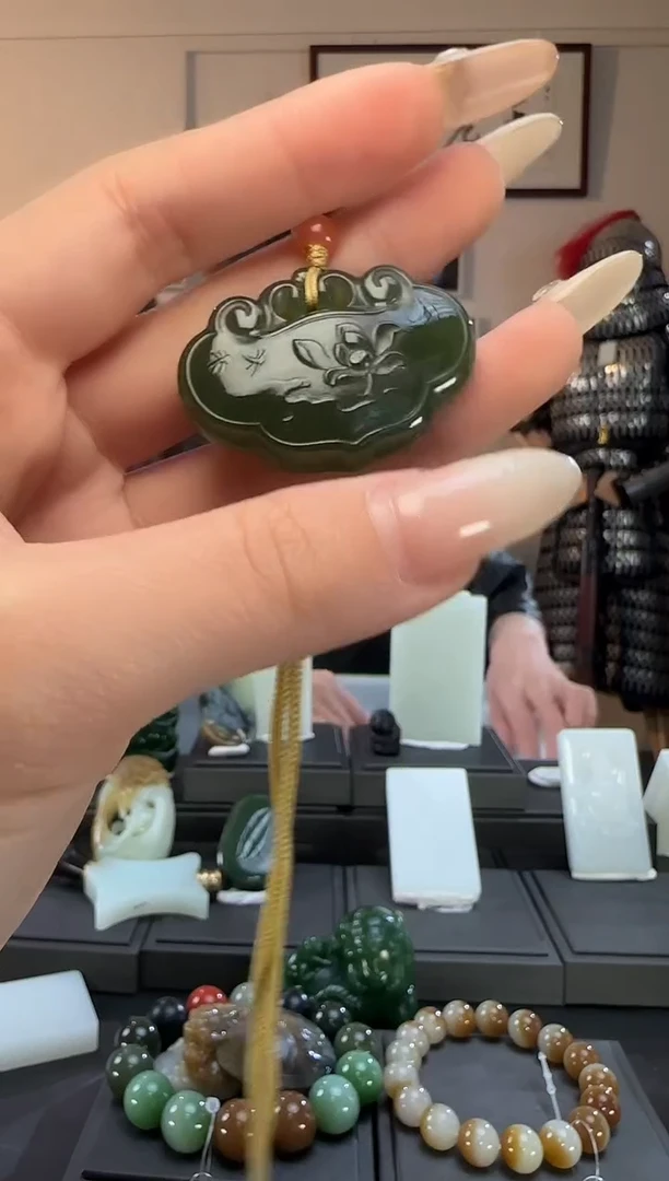 颈饰未镶嵌和田玉湖水绿如意吊坠