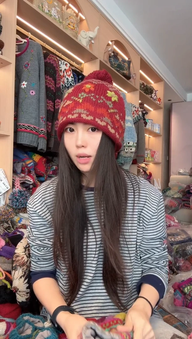 羊毛红色单球帽