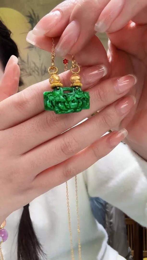 颈饰未镶嵌翡翠吊坠