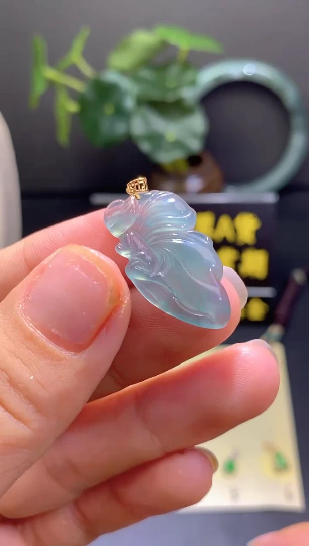 翡翠18K金镶嵌颈饰翡翠吊坠