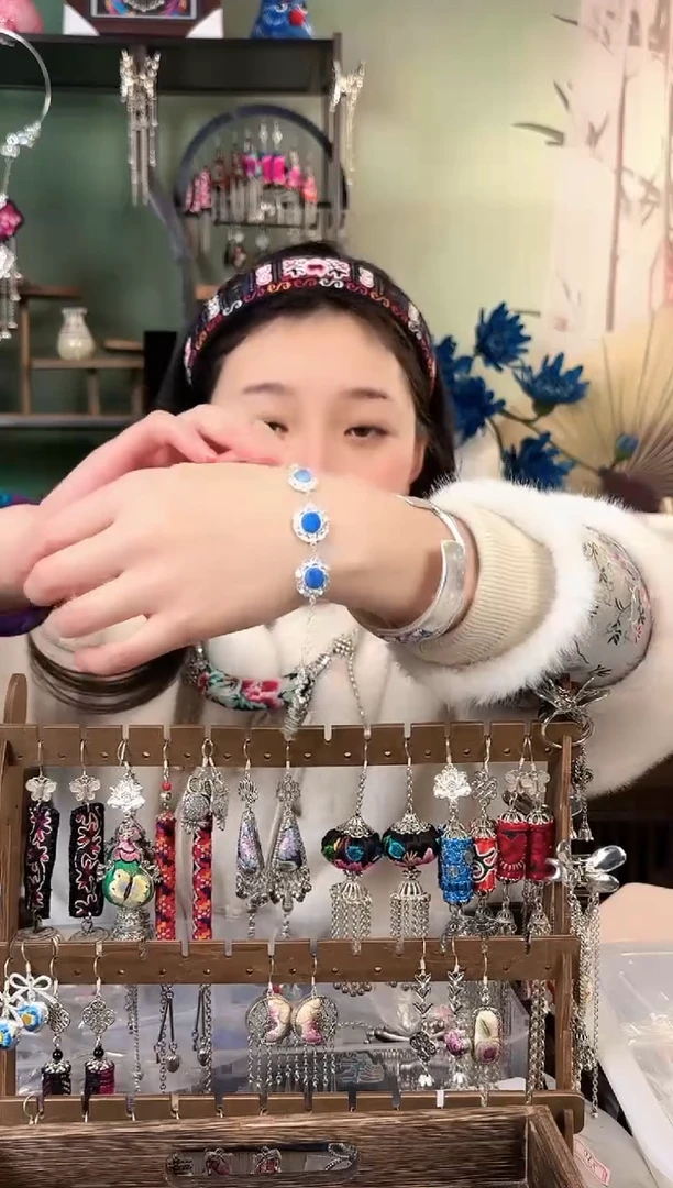 彩云南阁非遗老绣饰品620