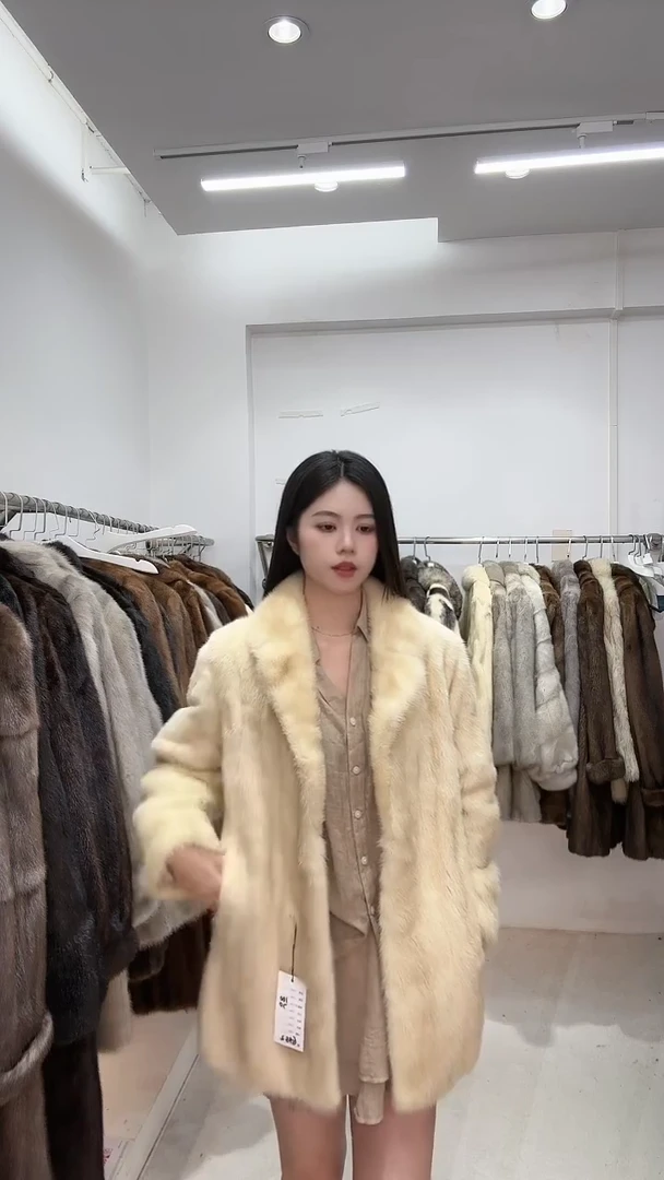 小橙子皮草直播间