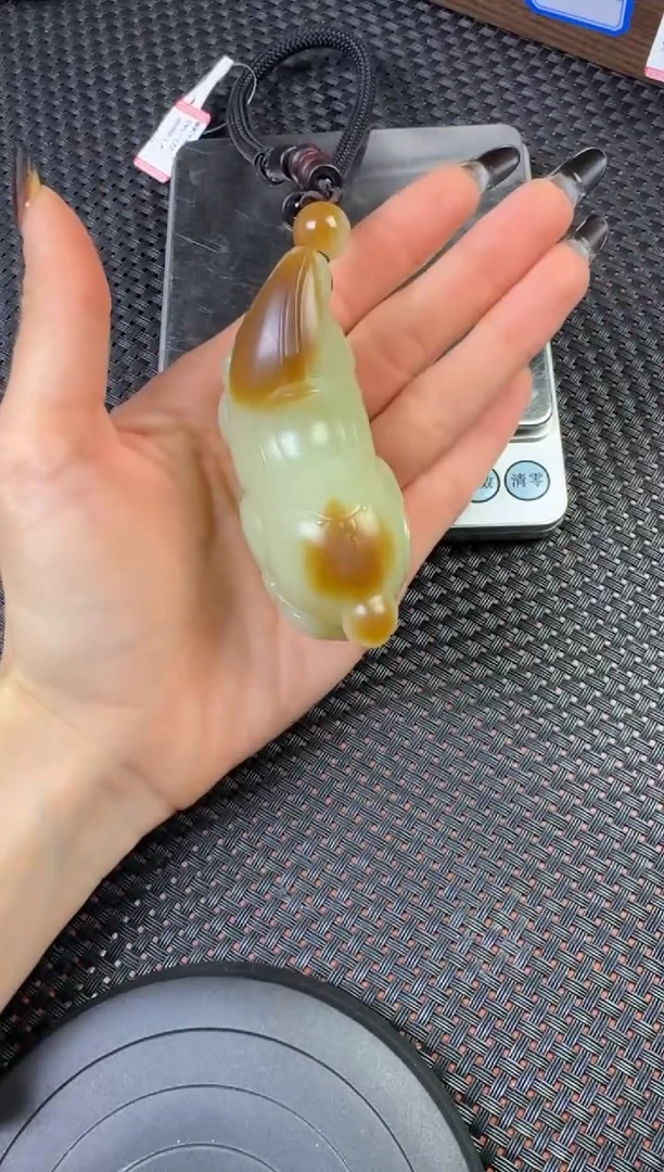 未镶嵌和田玉把件若羌糖青把件