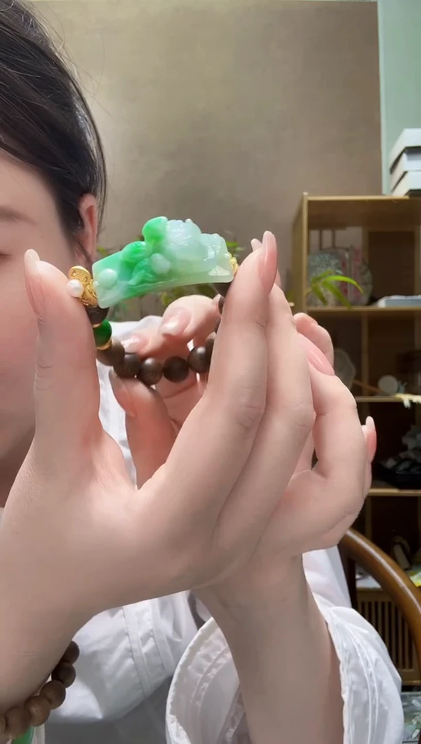 翡翠未镶嵌颈饰手牌